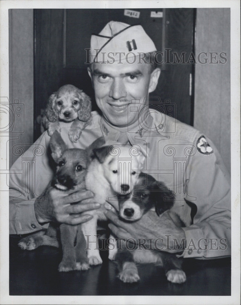 1944 Press Photo Captain Gerry Schnellle Asst Chief Staff at Animal Hospital - Historic Images