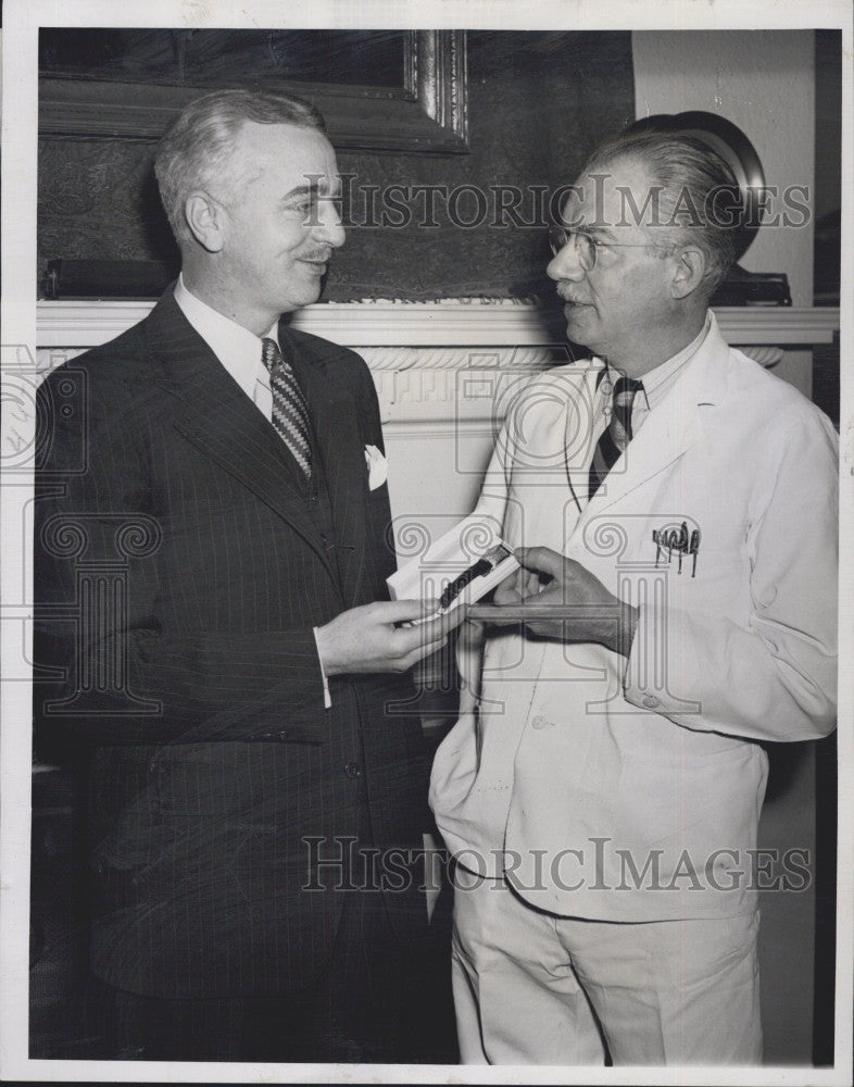 1946 Press Photo Dr Rudolph Schneider Veterinarian &amp; Eric Hansen with Serv Award - Historic Images