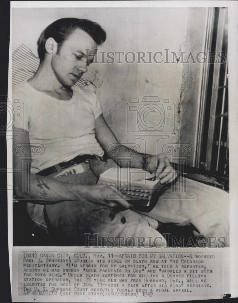 1949 Press Photo Paul Schneider on Death Row for Murder Reading His Bible - Historic Images