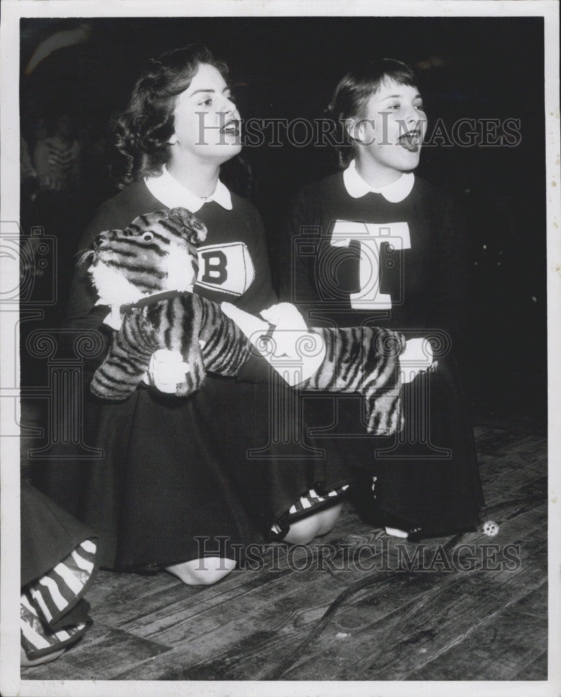 1959 Press Photo Isabel DeSarno, Jody Brenner, Cheerleaders - Historic Images