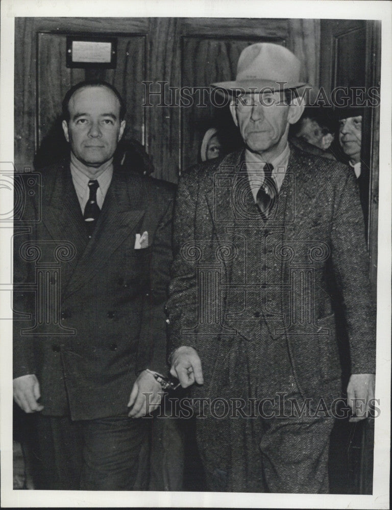 1941 Press Photo Robert K.Noble,ex-leader of pension Movement with FBI Agent. - Historic Images