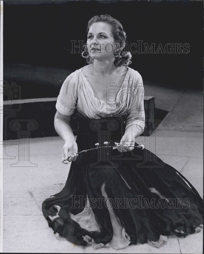 1959 Press Photo Actress Teacher Eulalie Noble Play JB - Historic Images