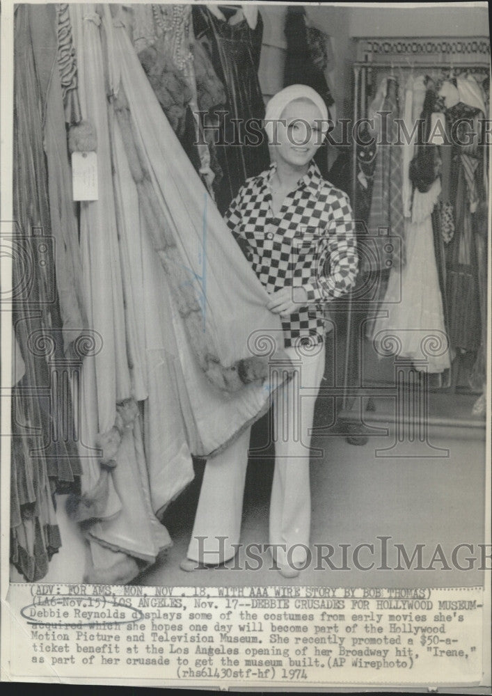 1974 Press Photo Actress Debbie Reynolds Displays Costumes - Historic Images