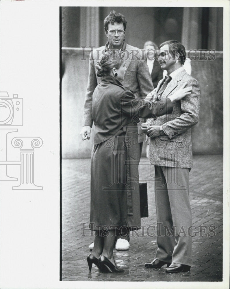 1987 Press Photo Director John Cricthon, Actors Burt Reynolds, Theresa Russell - Historic Images