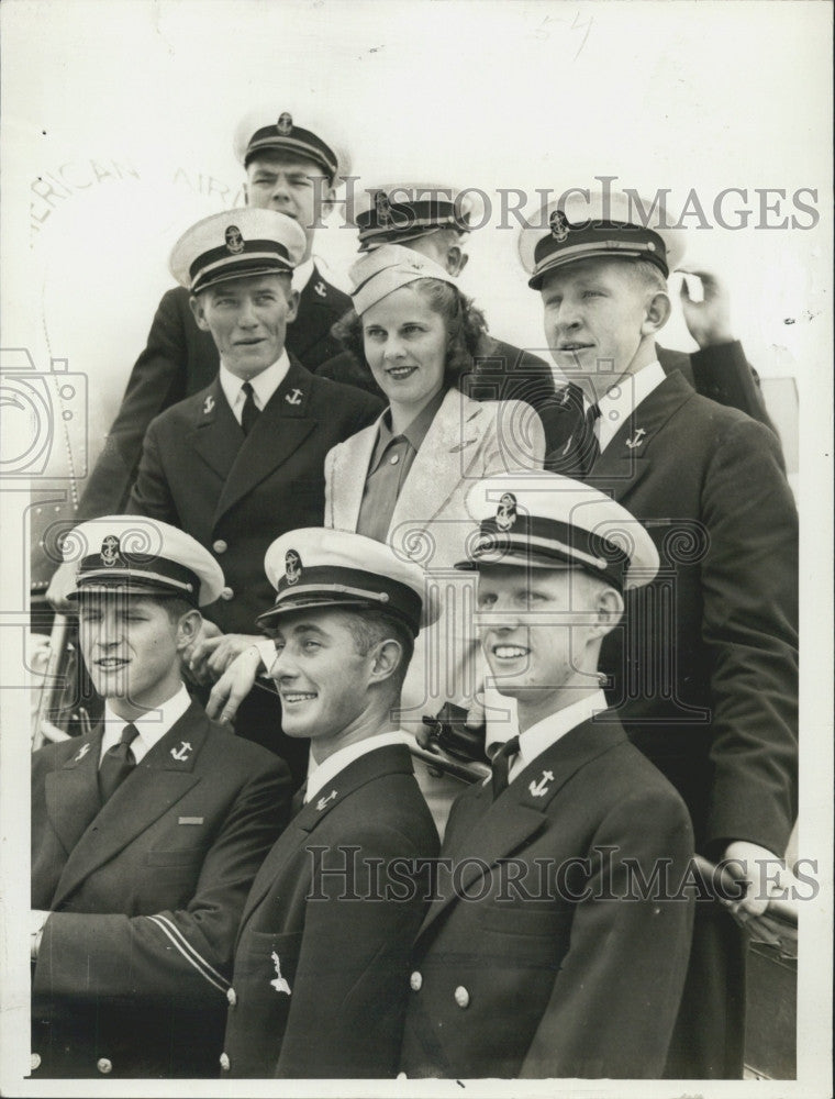 1940 Press Photo Midshipmen With Stewardess Agnes Rebman - Historic Images