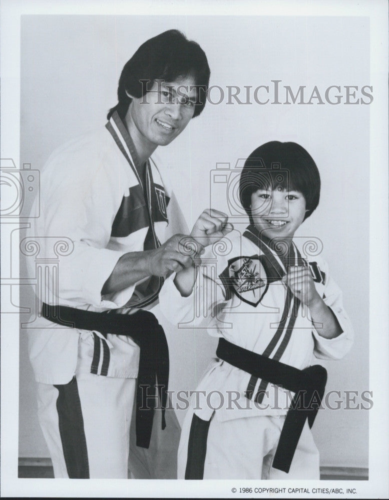 1986 Press Photo Ernie Reyes Sr Son Ernie ABC TV Show Sidekicks - Historic Images