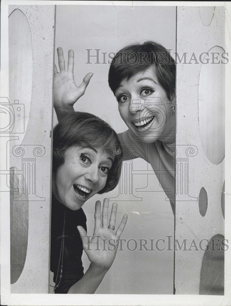 1967 Press Photo Carol Burnett &amp; another entertainer on TV - Historic Images