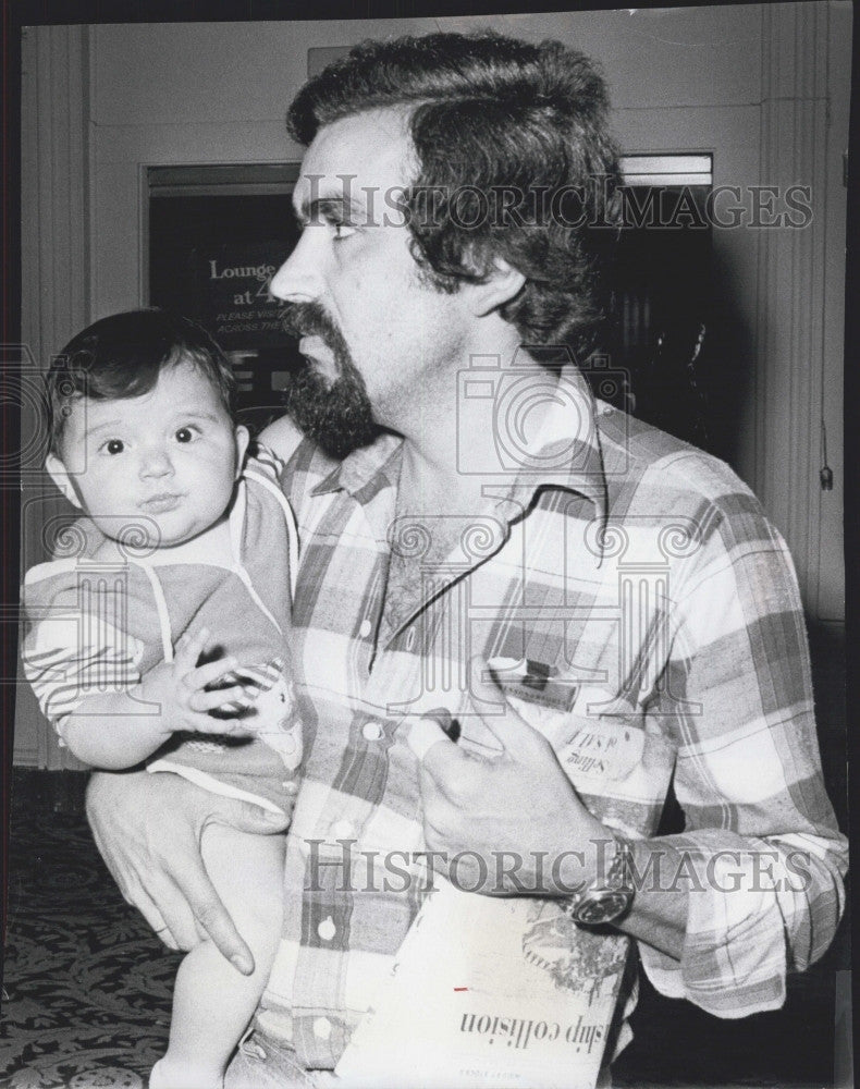 1979 Press Photo John Ipsiladis &amp; son Staniula who had been on ship that sank - Historic Images