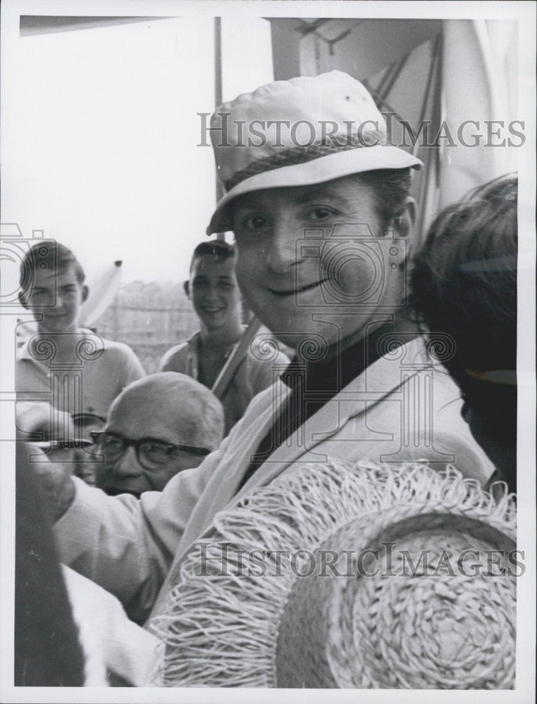 1963 Press Photo TV comedian Marty Ingels at an autograph signing - Historic Images