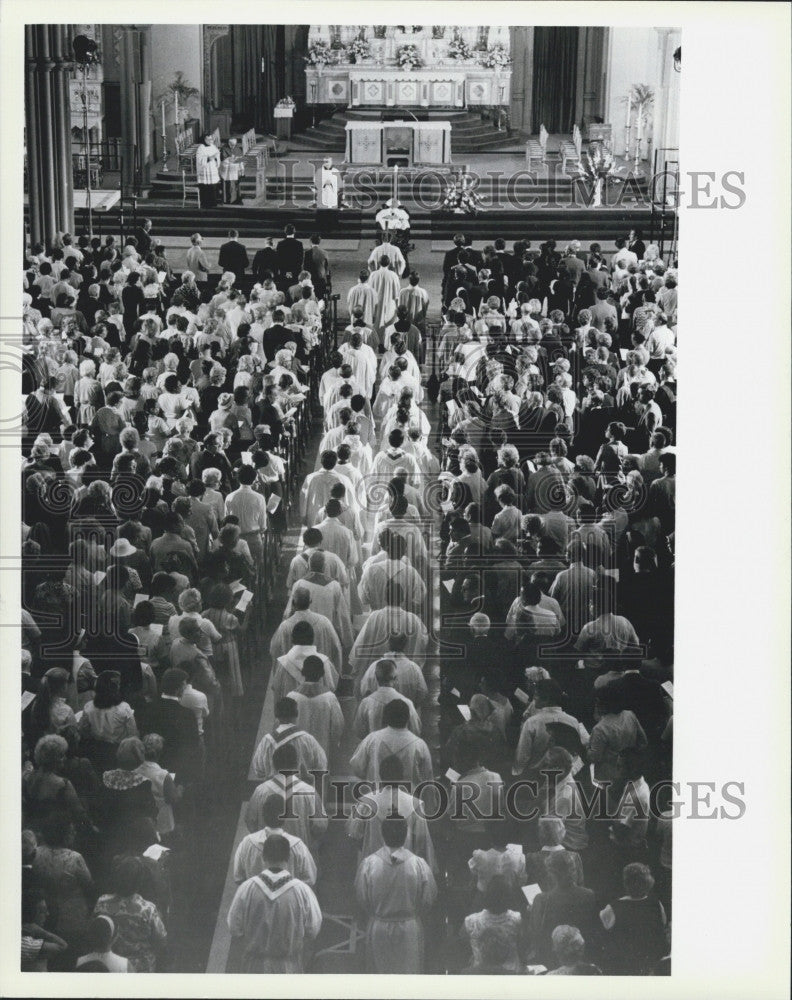 1983 Press Photo  St Anthony&#39;s Mass for death of Cardinal Medeiros in Mass. - Historic Images