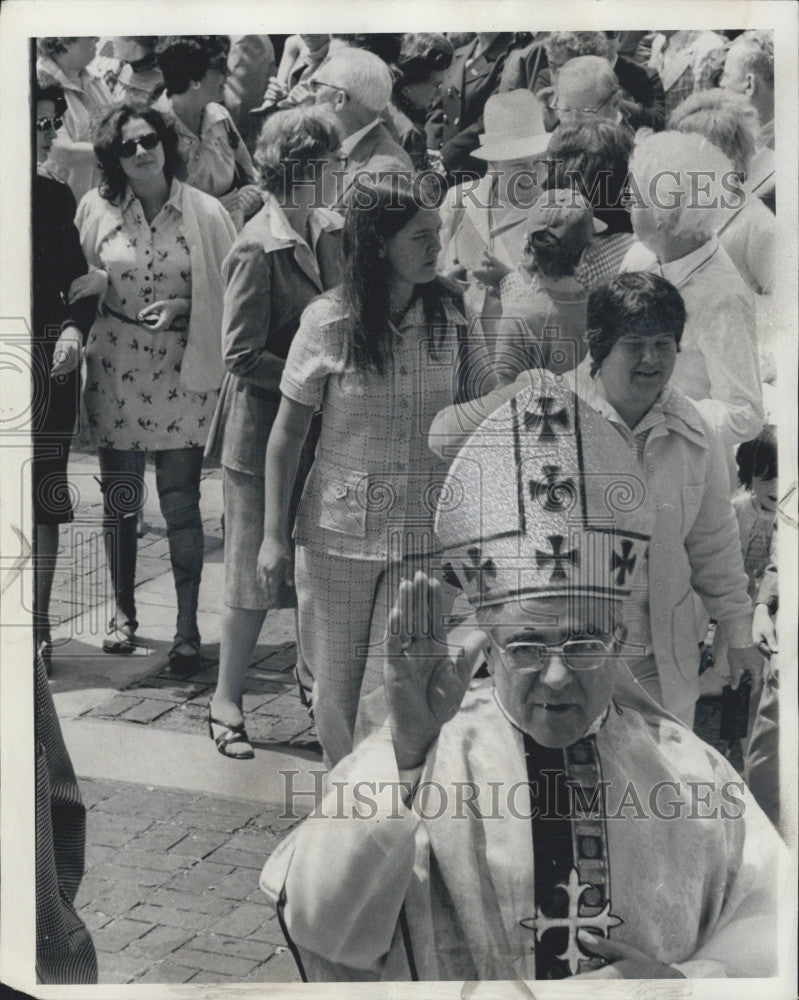 Press Photo Cardinal Medeiros Waves to Parishioners at Mission Church - Historic Images