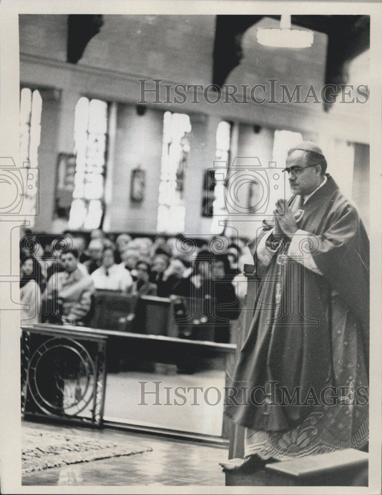 1971 Press Photo Archbishop Humberto Medeiros Praying at St Elizabeths Mass - Historic Images