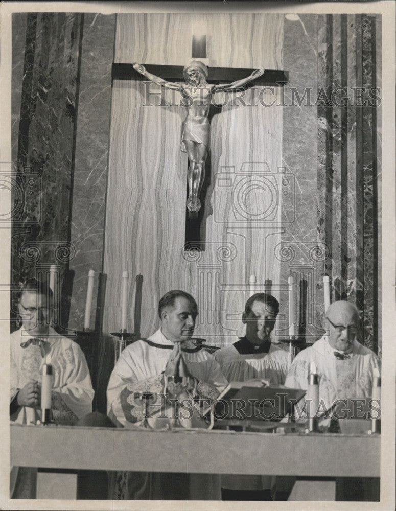 1970 Press Photo Monsignor&#39;s Monihan &amp; Finn with Archbishop Humberto Medeiros - Historic Images