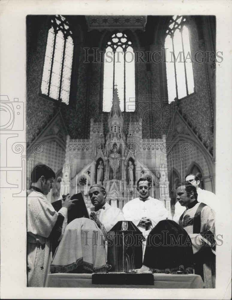 1971 Press Photo Archbishop Humberto Medeiros Performing Mass - Historic Images