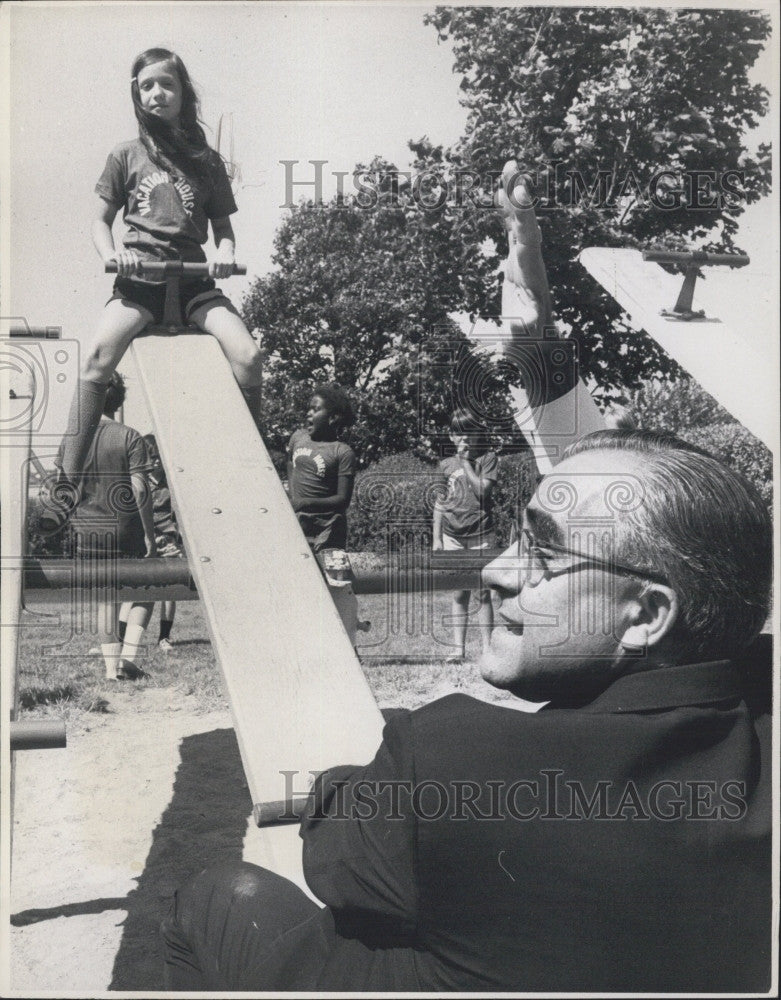 1971 Press Photo Archbishop Humberto Medeiros with Children at Vacation House - Historic Images