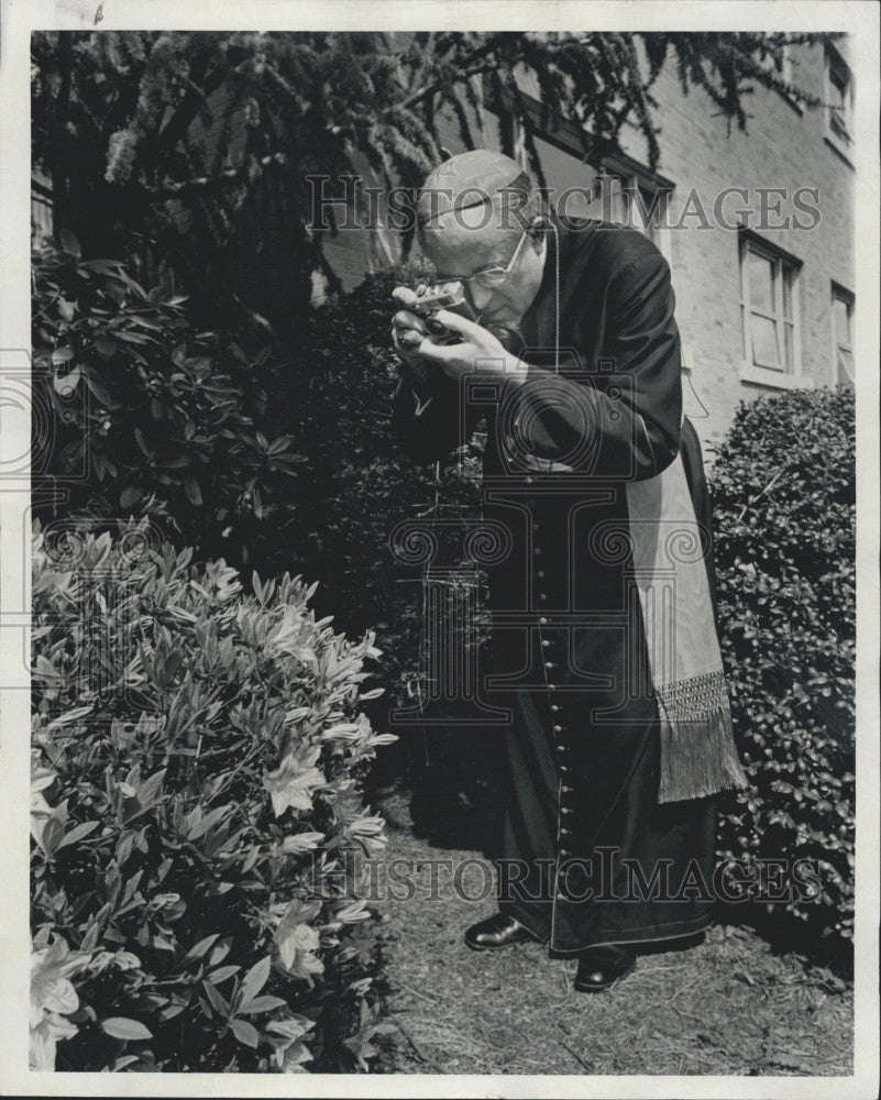 1976 Press Photo  Humberto Cardinal Medeiros at his residence - Historic Images