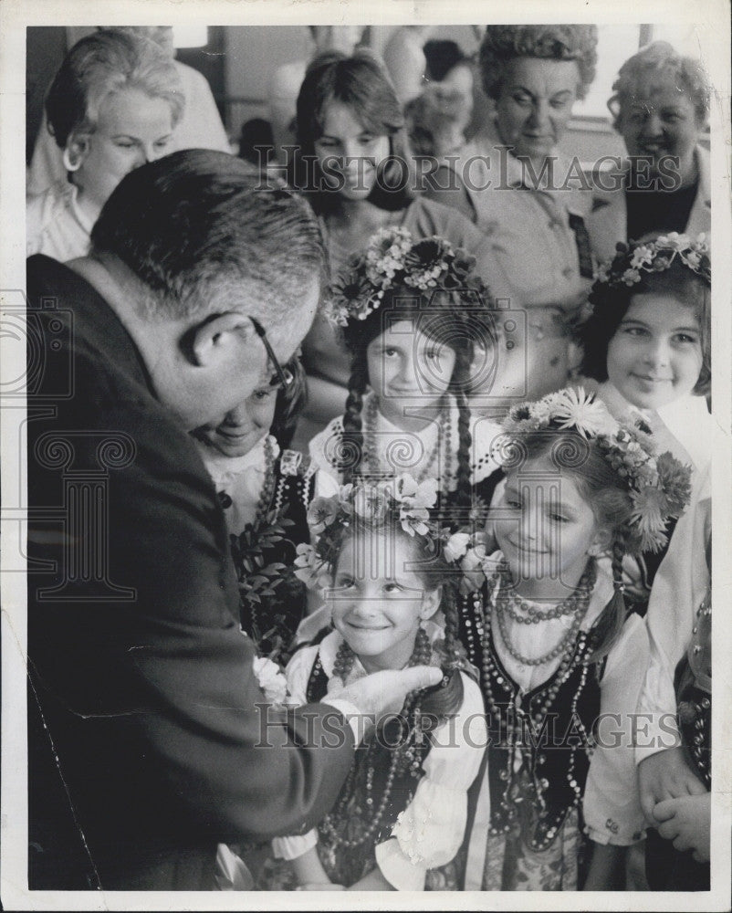 1975 Press Photo  Humberto Cardinal Medeiros&amp; dnacing children - Historic Images