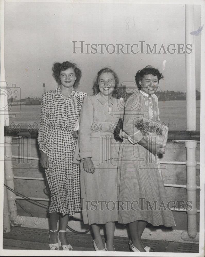 1948 Press Photo Bev Hastings,Hazel Wong &amp; Priscillia Irish on &quot;Lady Nelson&quot; - Historic Images