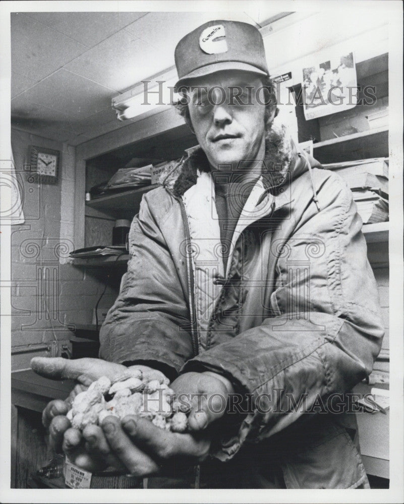 1978 Press Photo City Councilor Charles Medeiros and a bunch of peanuts - Historic Images