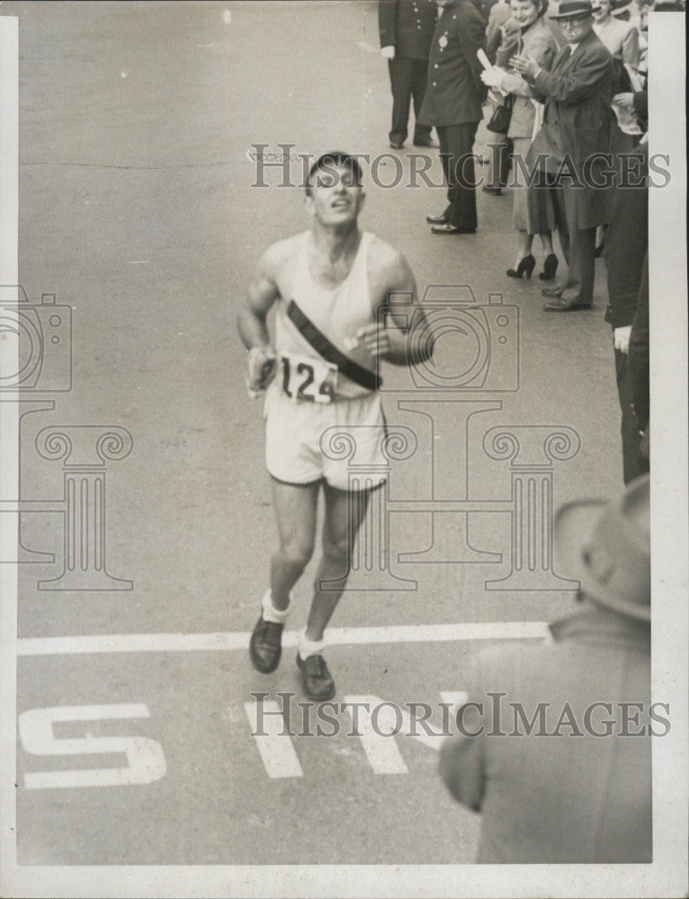 1950 Press Photo Anthony Meadows in the Boston Marathon - Historic Images