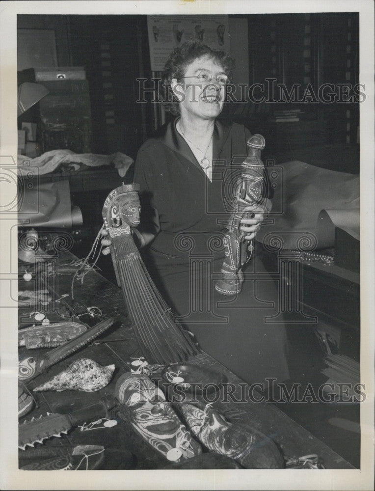 1954 Press Photo Dr Margaret Mead and Manus art exhibit - Historic Images