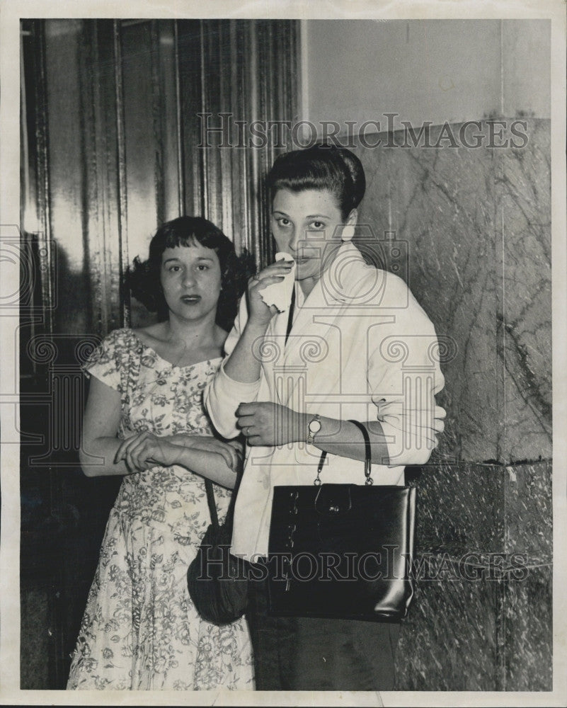 1958 Press Photo Mrs Dorothy DiMeglio in court ot testify against husband - Historic Images