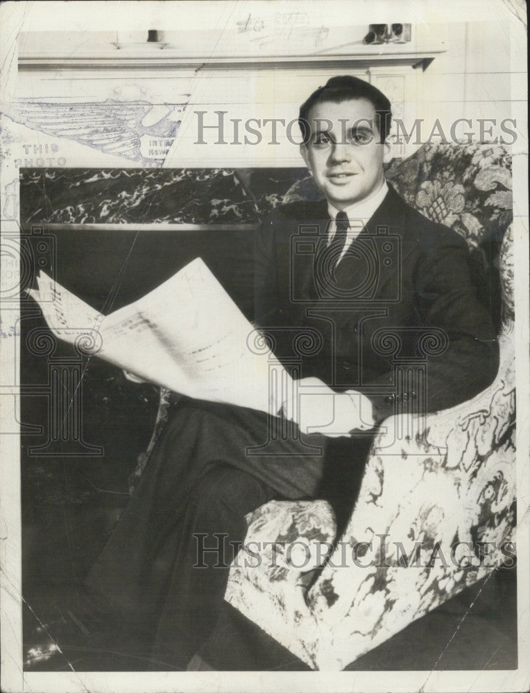 1936 Press Photo Prince Alexis Mdvani Pays Tribute To Cameraman - Historic Images