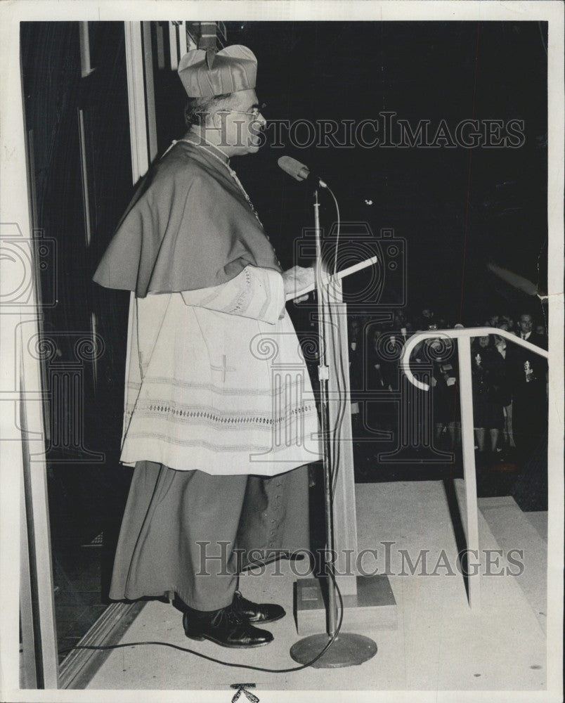 1973 Press Photo Cardinal Humberto Medeiros Speaks At Candlelight Vigil - Historic Images