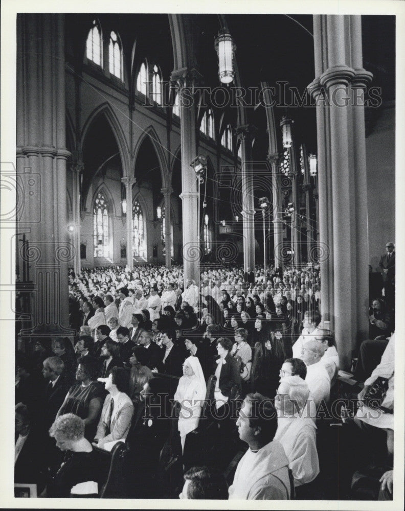 1983 Press Photo Crowd At Funeral Of Cardinal Medeiros - Historic Images