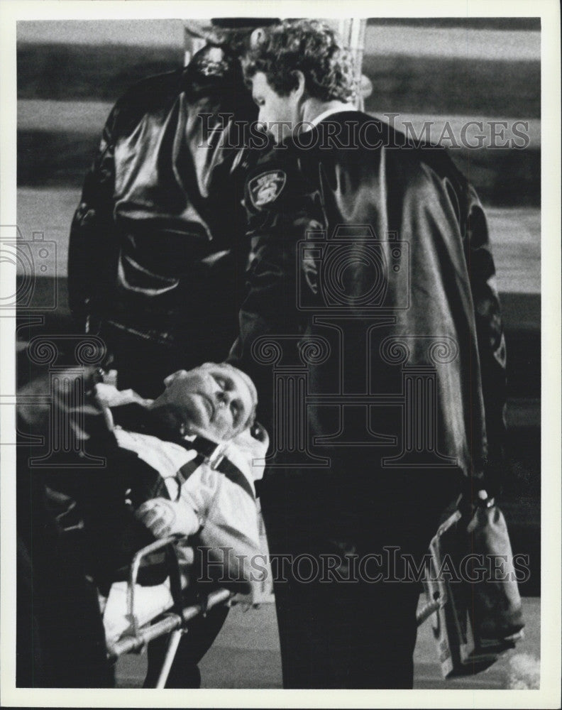 1983 Press Photo Hospital Workers Remove Person Who Feinted At Medeiros Funeral - Historic Images