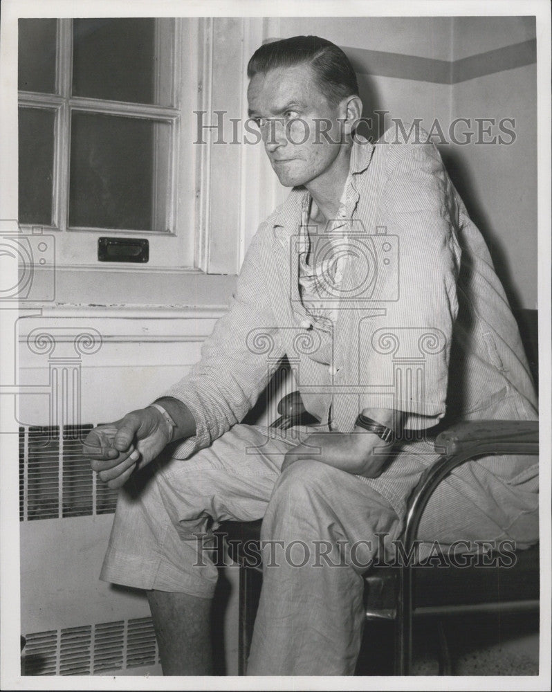 1959 Press Photo Officer Leo F. Travers at W Roxbury Vets Hospital - Historic Images