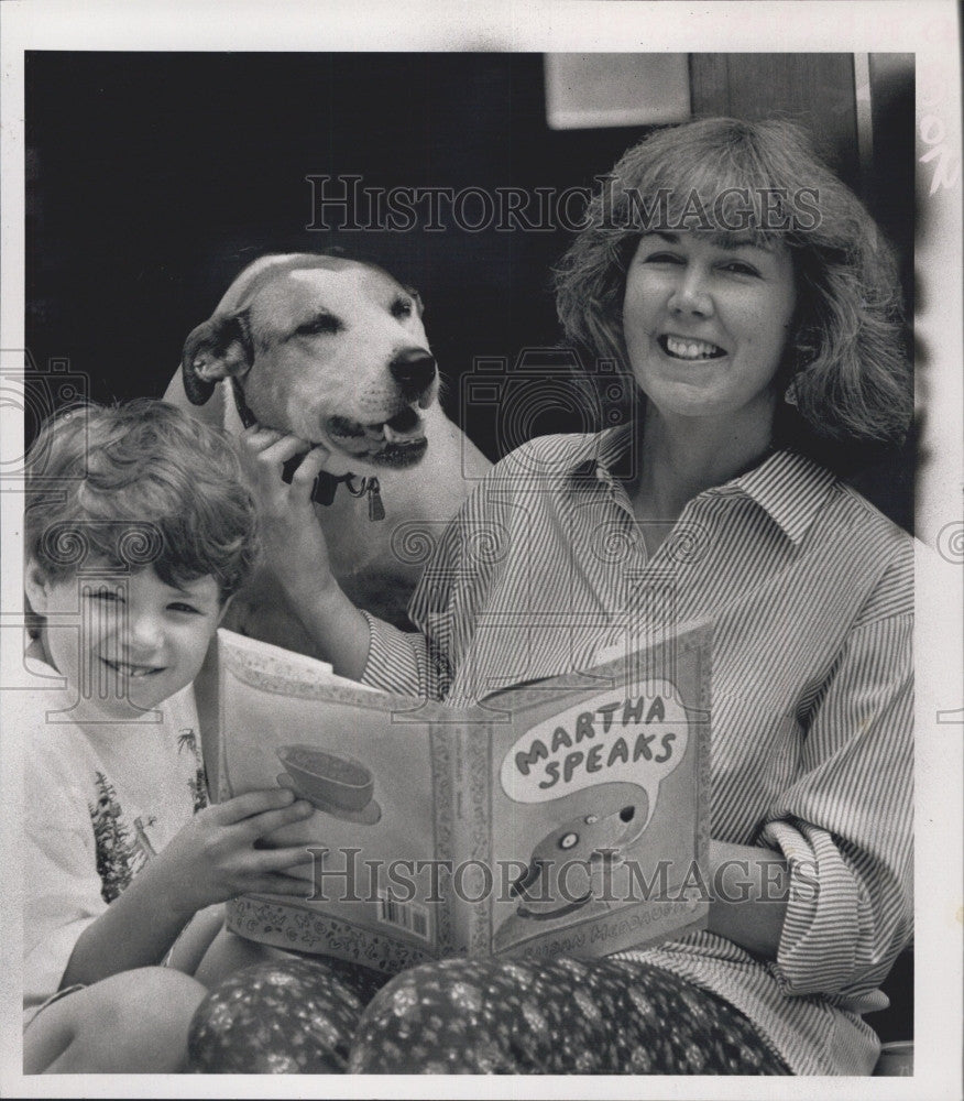 1992 Press Photo Author Susan Meddaugh with Son, Noko, and Dog, Martha - Historic Images