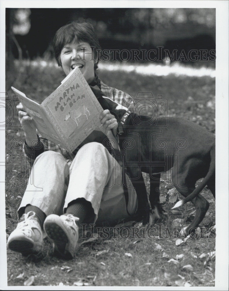 1996 Press Photo Author Susan Meddaugh with Dog, Daisey, and New Book - Historic Images