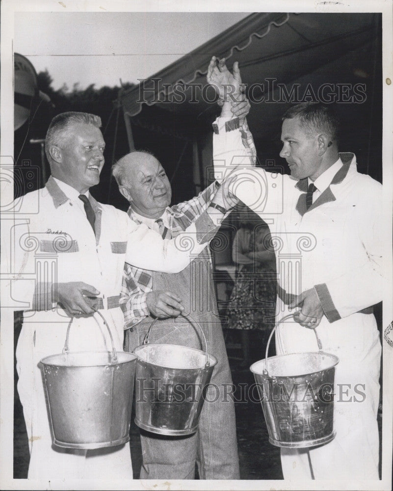 1959 Press Photo Judge Richard Gordon Wins Cow Milking Contest - Historic Images