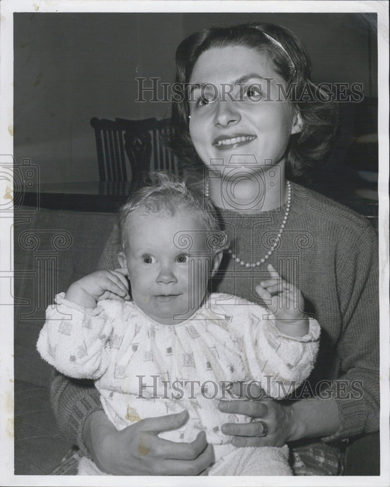 1961 Press Photo Mrs Suzette Schochet &amp; daughter Sarah, mom passed the bar exam - Historic Images