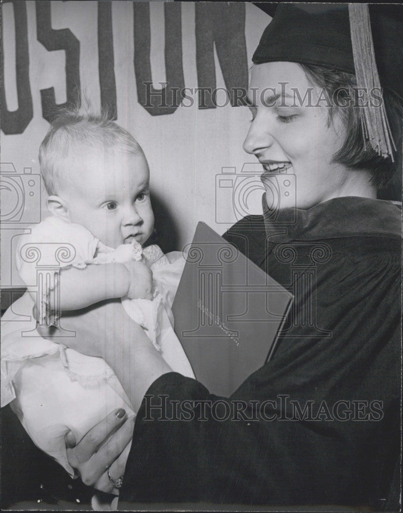 1961 Press Photo Suzette D Schochet as she graduates law school - Historic Images