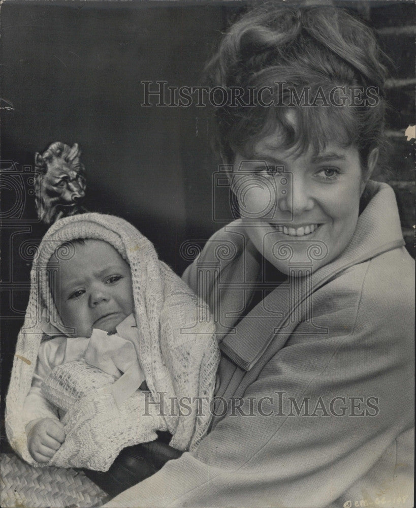 1967 Press Photo  Actress Lynn Redgrave in with Baby in &quot;Georgy Girl&quot; - Historic Images