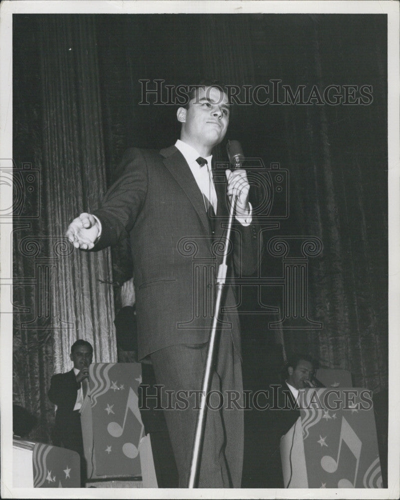 Press Photo Entertainer Julius La Rosa on stage - Historic Images