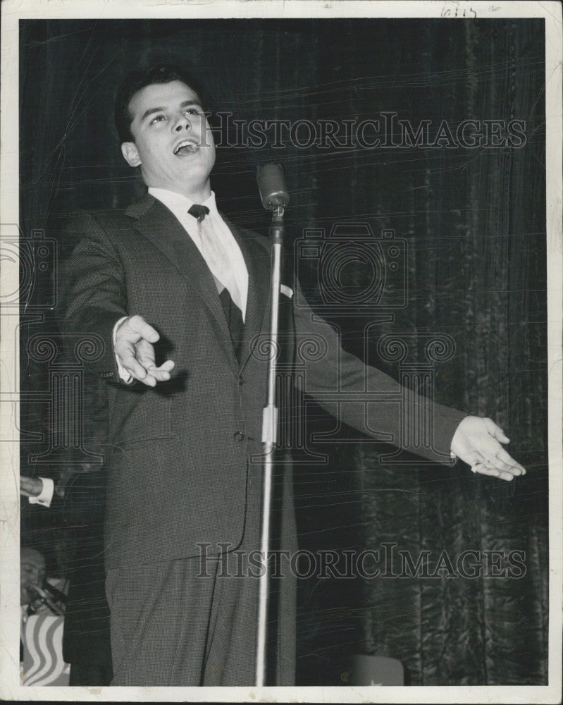 1954 Press Photo Singer, Julius La Rosa performs on stage - Historic Images