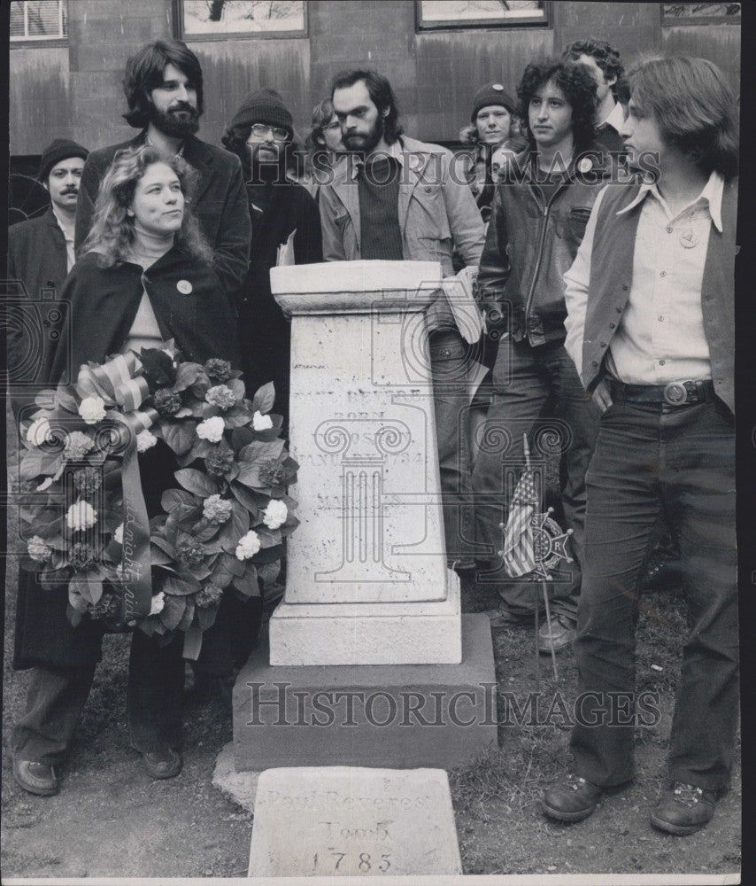 1975 Press Photo Placing wreath on grave of Paul Revere at Grauery Burial Ground - Historic Images