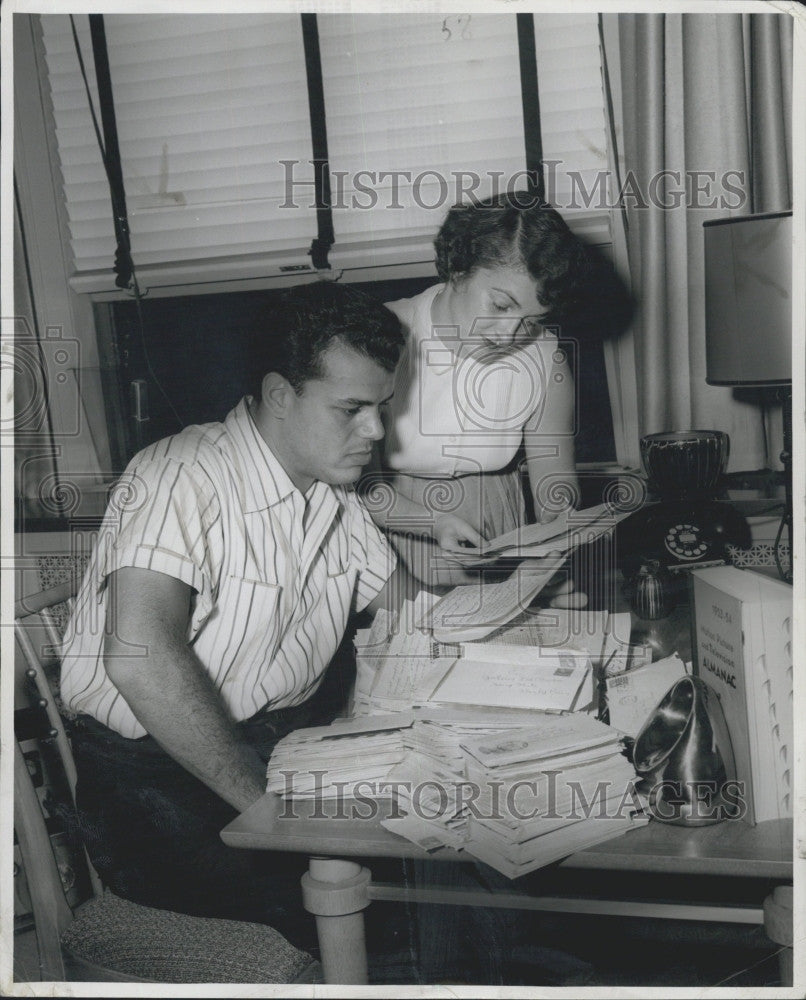 1954 Press Photo Singer Julius La Rosa Reads Fan Mail - Historic Images