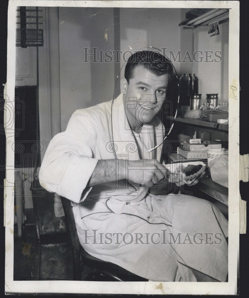 1965 Press Photo Singer Julius La Rosa Eating Pie - Historic Images