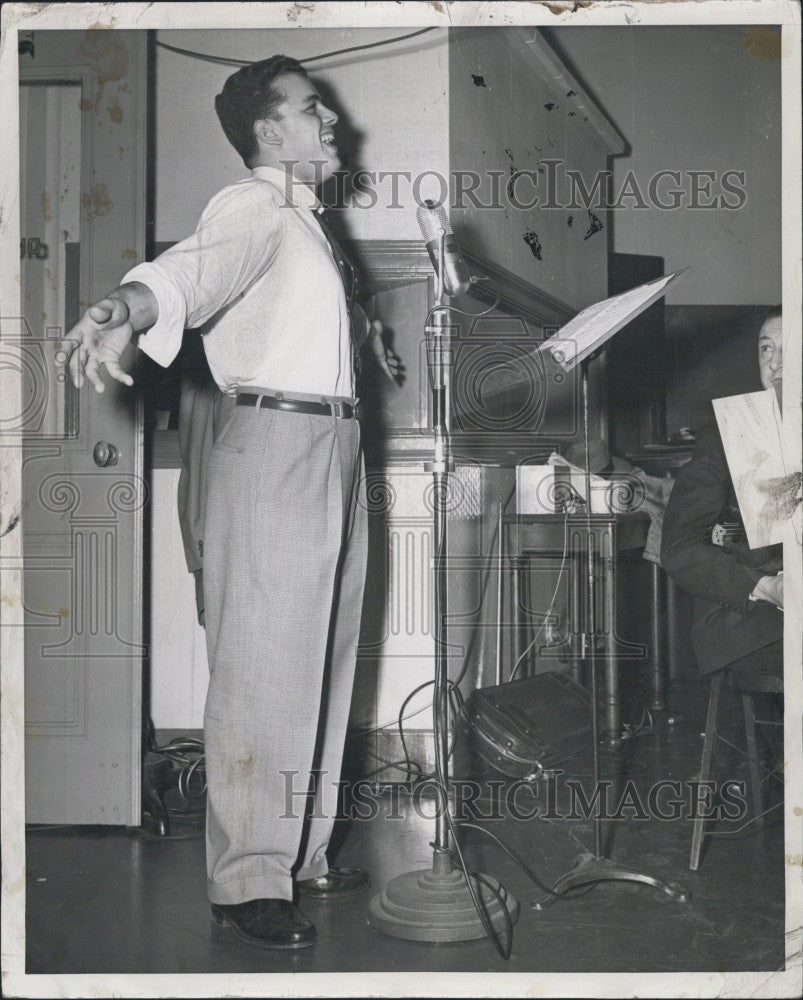 1953 Press Photo Singer Julius La Rosa - Historic Images