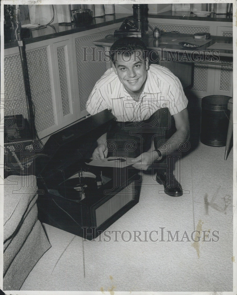 1954 Press Photo Singer Julius La Rosa - Historic Images