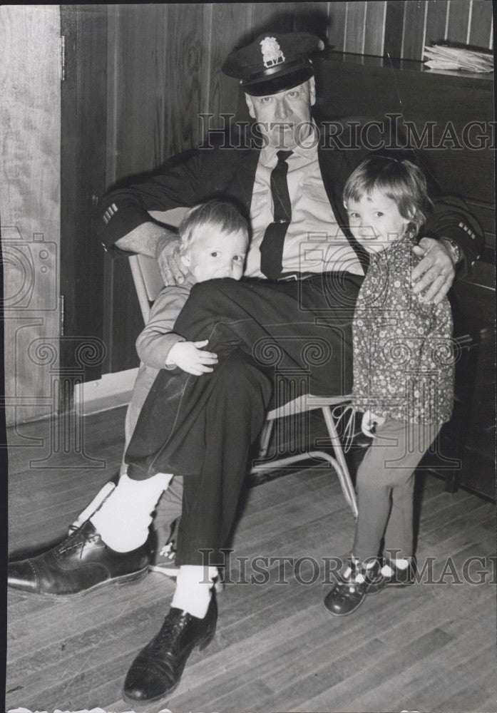 1968 Press Photo Police officer John Reardon and kids Amanda  &amp; Sara Warren - Historic Images