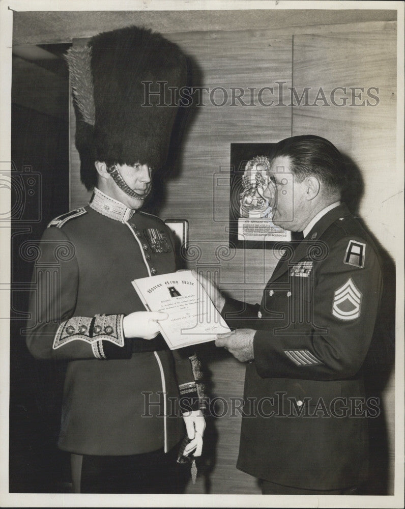 1960 Press Photo Sgt. Maurice F. Reardon Awards Major John R.C. Riley - Historic Images