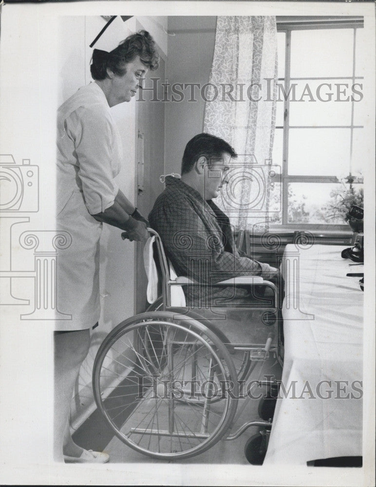 1971 Press Photo Trooper Frank Reardon at Wing Memorial Hospital - Historic Images