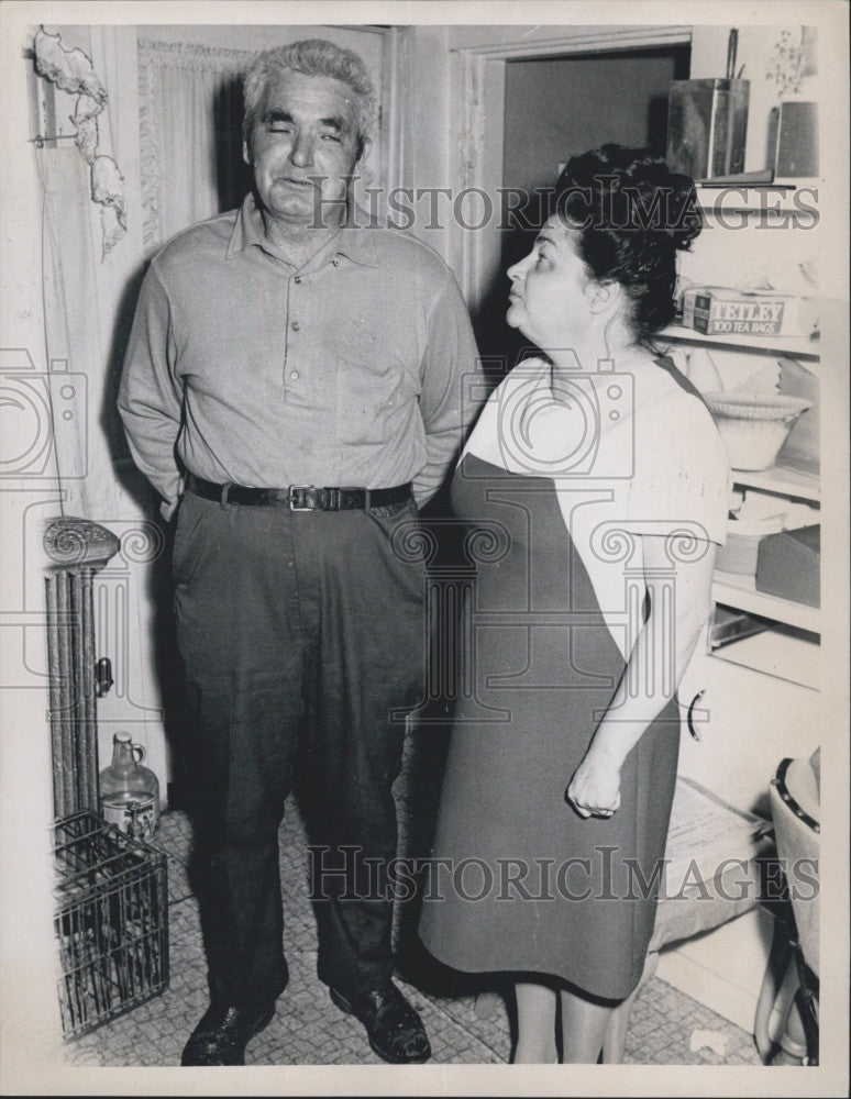 1969 Press Photo Mr & Mrs Albert Redgate in kitchen of their home - Historic Images