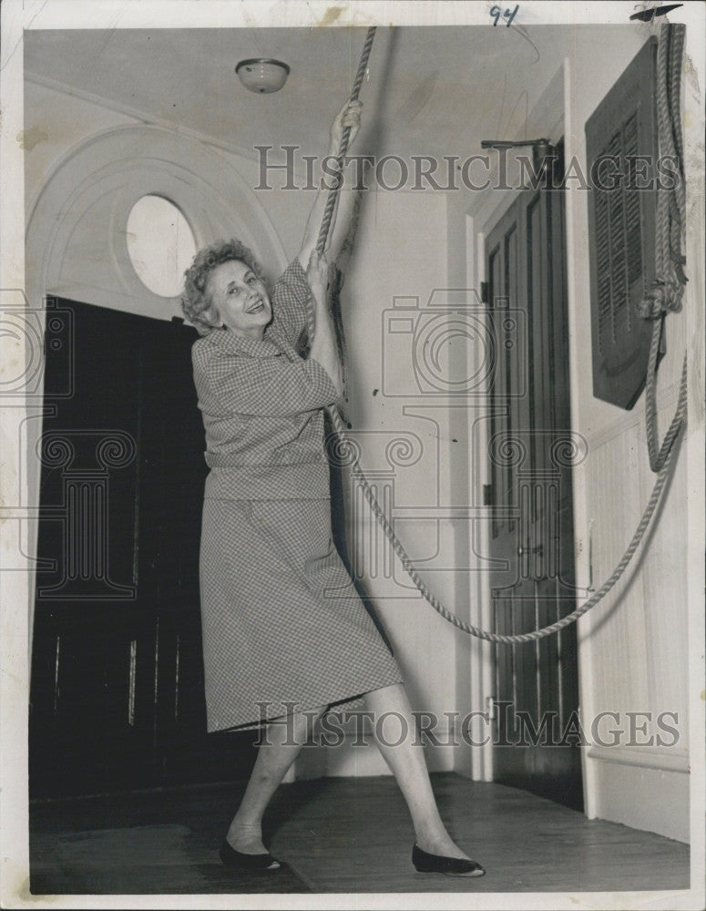 1966 Press Photo Mrs Mariet Moffatt rings curfew with bells - Historic Images