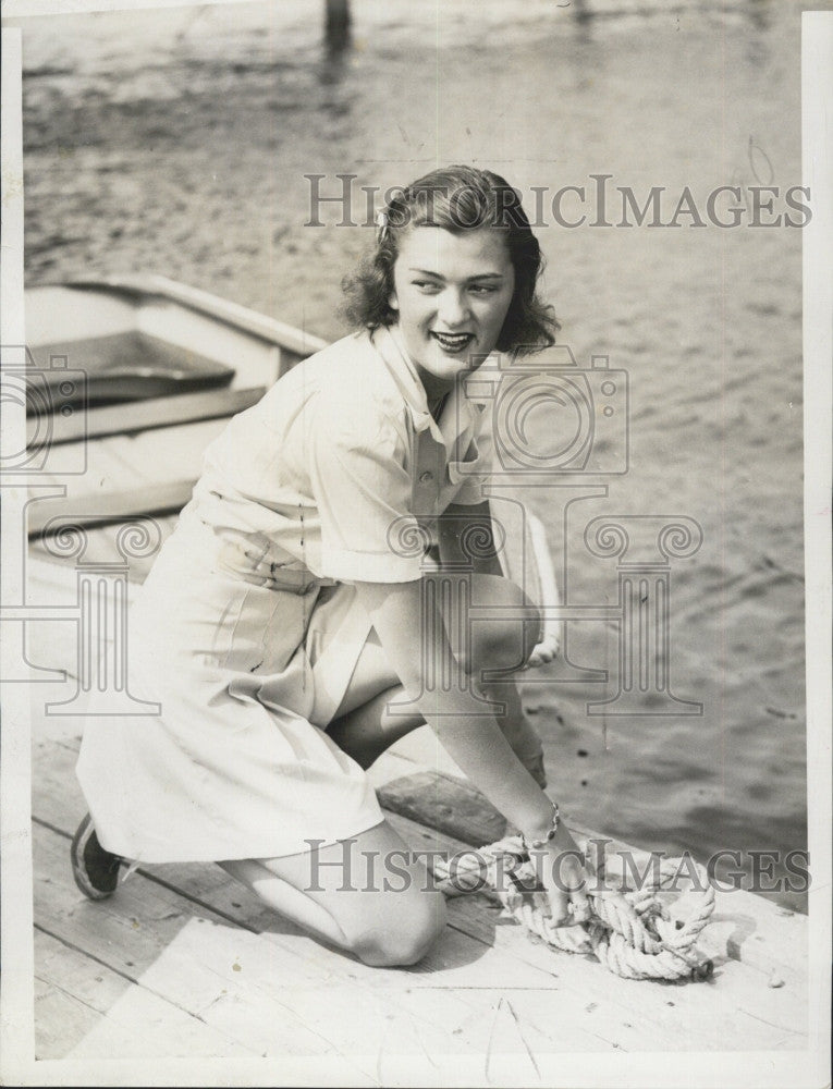 Elise Burkard of Winchester at the docks 1945 Vintage Press Photo Print